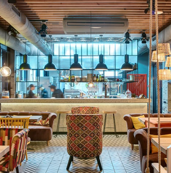 Cafe dengan kombinasi warna krem dan cokelat